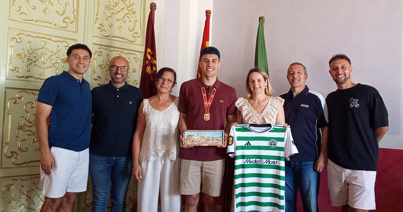 La Alcaldesa de Cehegín  recibe al ceheginero Diego Jiménez, campeón del Mundial de Clubes de la Kings League
