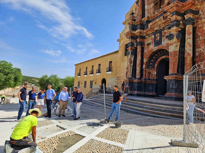 El pavimento de la explanada del Castillo de Caravaca emplea tres tipos de piedra natural, con un diseño radial que realza la Basílica