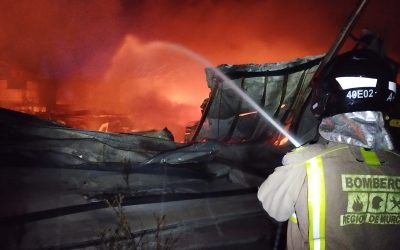 Bomberos del CEIS han controlado el incendio en una fábrica de calzado en Caravaca de la Cruz.