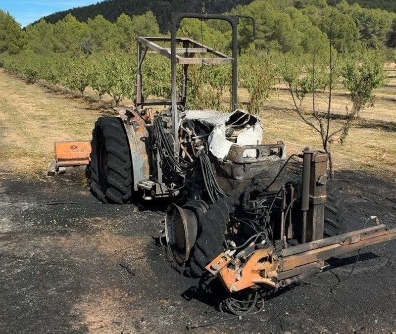 Un agente medioambiental sofoca el incendio de un tractor en Cehegín junto a una zona forestal