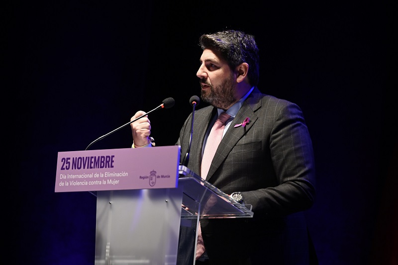 López Miras anuncia un nuevo servicio itinerante para atender a mujeres víctimas de violencia de género en zonas rurales