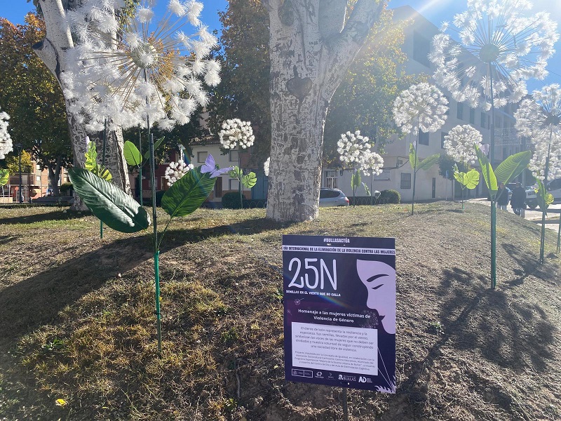 Bullas rinde homenaje a las mujeres víctimas de violencia de género con la instalación “Semillas en el viento que no calla”