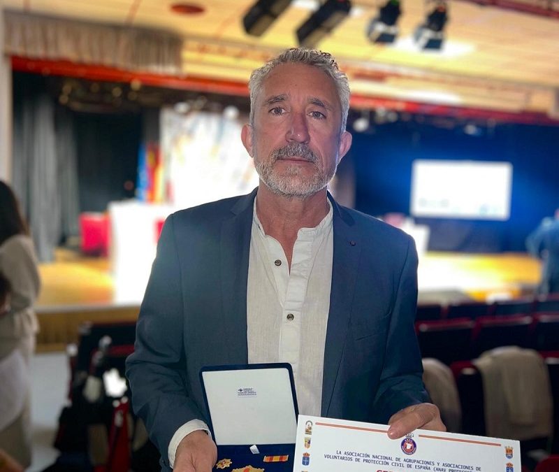 Protección Civil entrega la Gran Cruz al Mérito y Reconocimiento a la Antigüedad, Constancia empresarial y profesional al empresario Angel Miranda Lozano
