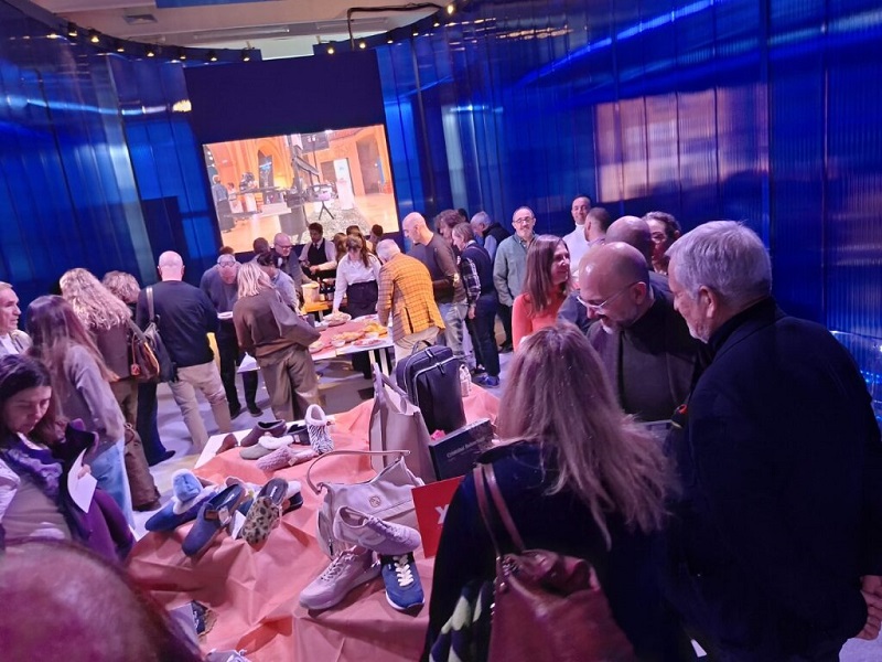 El calzado regional se abre paso ante más de 60 compradores y prensa internacional en la Expo Riva Schuh de Italia
