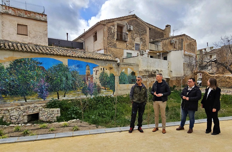 Un mural del murciano Carlos Callizo, Premio Nacional de Bellas Artes, se suma a las intervenciones en ‘Los Huertos del Vicario’