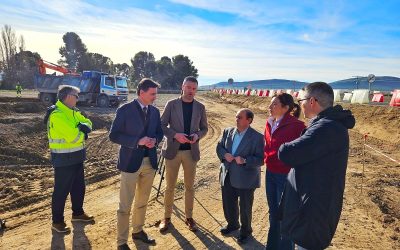 Fomento refuerza la seguridad vial en la pedanía caravaqueña de Archivel con la construcción de una glorieta junto al instituto