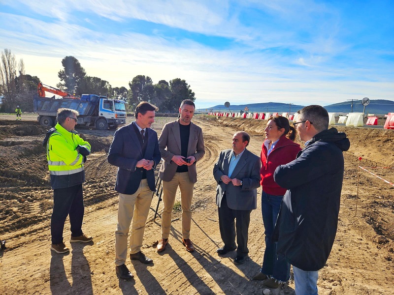 Fomento refuerza la seguridad vial en la pedanía caravaqueña de Archivel con la construcción de una glorieta junto al instituto