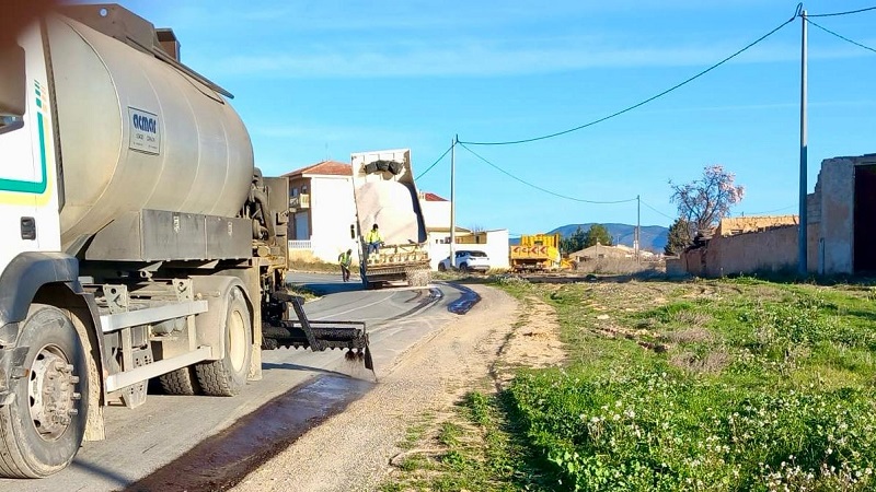 Fomento mejora el firme de la carretera que une las pedanías caravaqueñas de Singla y La Almudema con una inversión de 90.000 euros