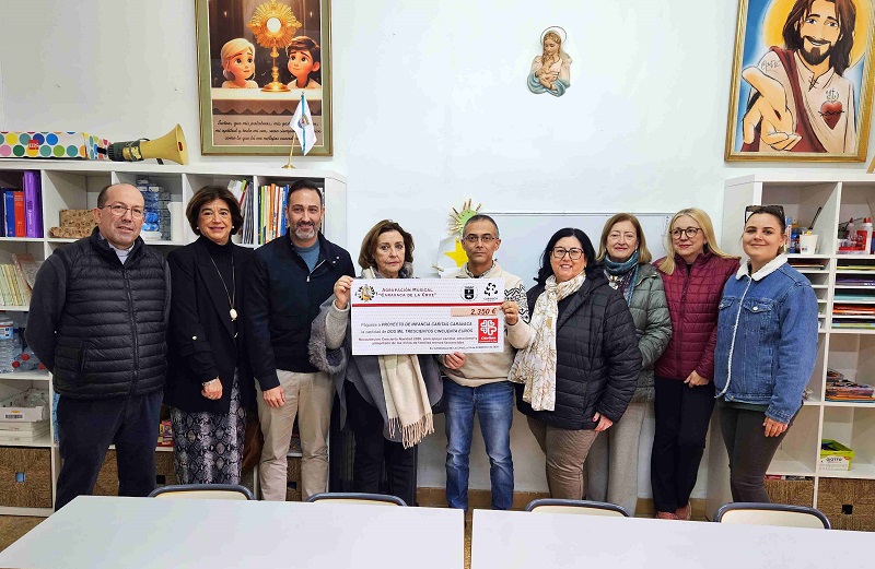 El programa de atención a la infancia de Cáritas recibe la recaudación del concierto de bandas sonoras de la Agrupación Musical Caravaca
