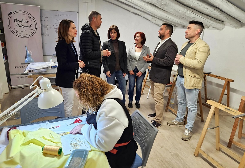 Caravaca impulsa un programa de empleo de bordado para preservar este oficio tradicional y fomentar el relevo generacional