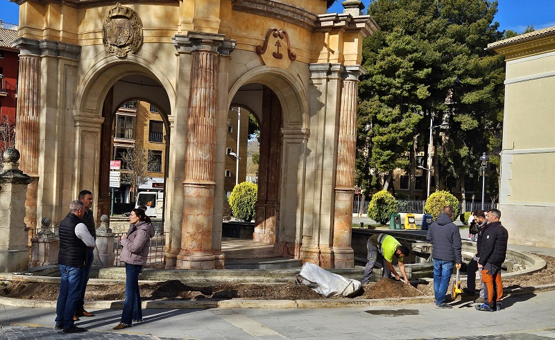 El ajardinamiento perimetral del Templete se renueva con 800 plantas de siete especies